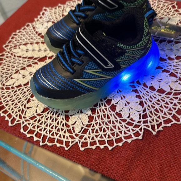 🎈🎈Nwt kids light up sneakers. Size 7 - Picture 2 of 5